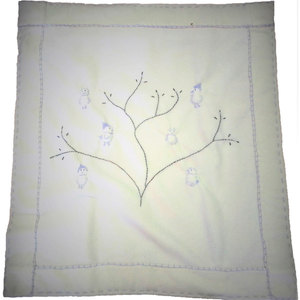 Couverture d'hiver à carreaux brodée à la main avec des poussins - Polyester organique doux, taille personnalisée, literie portable pour la maison et les hôtels - Product Image 1