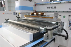 Machine de découpe et de <span class=keywords><strong>gravure</strong></span> CNC 1328 ATC à faible coût avec changeur d'outils en ligne droite - Product Image 5
