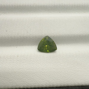 Circón verde natural de Sri Lanka facetado en triángulo y piedra preciosa cortada trillón para la fabricación de joyas - Product Image 6