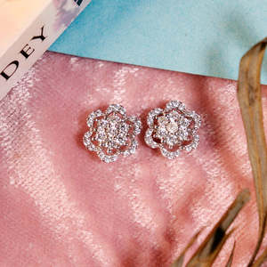 Pendientes de Plata Zarkan Bliss in Nature, Diseño de Flor Religiosa Moderna con Circonita y Perla para Bodas y Fiestas - Product Image 1
