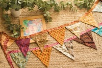 Upcycled Sari-Fahnen Girlande Bohemian Handgefertigte Seide Wasserdicht Anpassbar Umweltfreundliche Wanddekoration für Partys Hochzeiten Studentenwohnheime