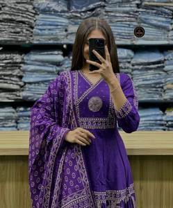 Ensemble moderne Anarkali Kurta en coton avec de magnifiques broderies sur le col, motif festif, Salwar Kameez réversible - Product Image 2