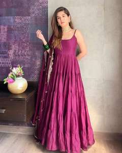 Rakshabandhan ชุดราตรีปักลายดอกไม้สำหรับนักออกแบบใหม่ชุดผ้าไหมเนยปักลายสวยงามแบบพิเศษ - Product Image 1