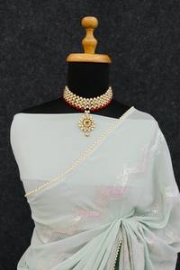 Saree en fausse georgette de haute qualité avec chemisier brodé Vêtements indiens et pakistanais de luxe à l'exportation disponibles à la vente - Product Image 5