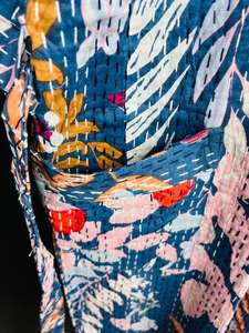 Veste unique pour femmes, écologique, matelassée, à rayures, col en V, robe kimono indienne faite à la main, vêtements d'hiver, 100% coton, cadeau pour elle - Product Image 6