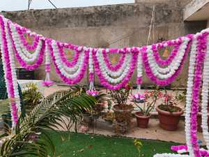 Guirnalda de Toran de flores de decoración de boda india colorida con borlas flores artificiales para celebración vibrante colgante de puerta Mandap - Product Image 3