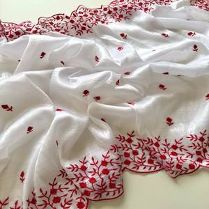 Sari de Tela Pura VASTRA COTTAGE con Borde Rojo y Bordado Floral con Trabajo de Calado y Blusa para Vestir en Festividades - Product Image 3