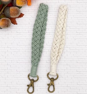 Llavero de macramé hecho a mano con gran belleza artesanal - Product Image 2