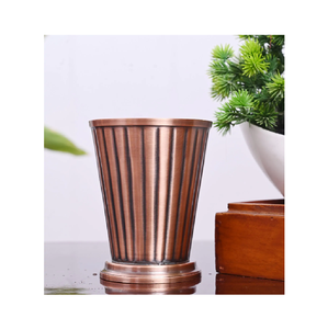 Mug en cuivre ayurvédique fabriqué à la main pour le bien-être et l'hydratation, offrant une qualité artisanale supérieure avec un design élégant et poli. - Product Image 1