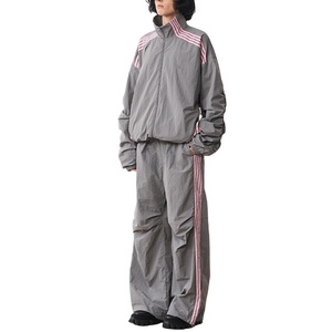 ชุดวอร์มกันแดดผู้ชายแบบมีโลโก้สั่งทำพิเศษ เนื้อผ้าบางเบา สไตล์สตรีทแวร์ ลายทางด้านข้าง เหมาะสำหรับฤดูร้อน ชุดกีฬา แจ็คเก็ตกันลม - Product Image 1