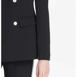 เสื้อแจ็คเก็ตสีดำแบบกระดุมสองแถวสำหรับผู้หญิงยี่ห้อ Calvin Klein รุ่น Scuba ไซส์ 6 พร้อมตกแต่งด้วยกระดุม - Product Image 3