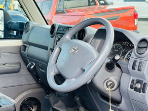 Pick-up utilitaire robuste Lan-cruser GXL 4x4 2015 - Product Image 3