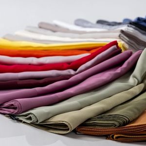 Écharpe carrée en satin uni décontractée Miss Color, design bordé, finition mate, douce et soyeuse, en polyester chiffon de qualité supérieure, respectueuse de la peau - Product Image 3