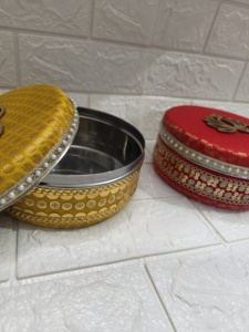 Boîtes mithai décoratives en acier en vrac avec brocart Lotus Design 250g 500g boîtes ladoo indiennes douces conteneurs de retour de pooja de mariage - Product Image 6