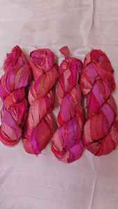 Cinta de seda sari reciclada ecológica hecha a mano con sedas vintage para manualidades, tejido, envoltura de regalos y decoración. - Product Image 3