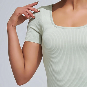 เสื้อยืดแขนสั้นทรงเข้ารูปสำหรับผู้หญิงและผู้ชาย แห้งเร็ว เหมาะสำหรับฤดูร้อน คอเหลี่ยม ระบายอากาศดี ดีไซน์โยคะ สีสันตามสั่ง - Product Image 3