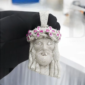 Colgante de Jesús de Lujo con Diamantes Moissanite y Diseño de Corona de Flores Rosadas, Plata 925, Pieza Hecha a Mano para Estilo Hip Hop - Product Image 5