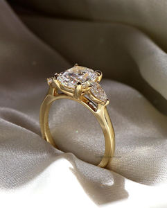 Bague de fiançailles à trois pierres en diamant Moissanite taillé en coussin de 2 carats pour femme Bague de mariage en Moissanite à coussin allongé pour femme - Product Image 4