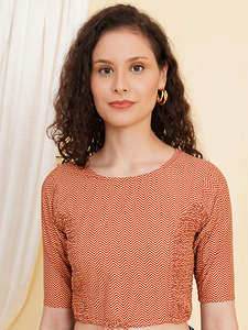 Blusa de algodón roja con estampado en zigzag, cuello redondo y mangas cortas, diseñada para un ajuste relajado y regular, talla L-XL, para uso diario. - Product Image 5