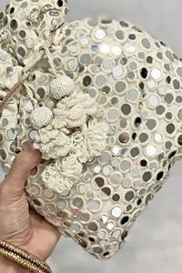 กระเป๋า potli ทำด้วยมือที่สร้างขึ้นด้วยวัสดุคุณภาพระดับพรีเมียมเพื่อเพิ่มความสง่างามให้กับตู้เสื้อผ้าของผู้หญิงอินเดีย - Product Image 2