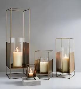 Vente en gros de lanterne de taille personnalisée couleur or Décoration intérieure Éclairage Bougeoir Lanterne de mariage en fer, métal et verre au sol - Product Image 2