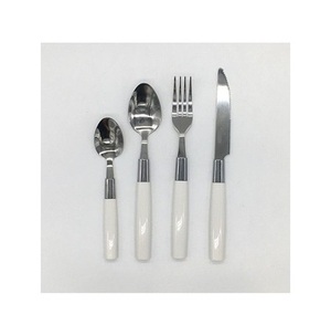 Ensemble de couverts finis argentés avec poignée blanche Couverts élégants et élégants Parfait pour la table à manger, la cuisine et les occasions spéciales - Product Image 2