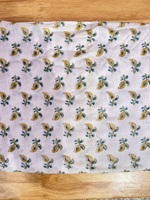 Tissu en coton pur blanc de qualité supérieure avec motifs jaunes Paisley Kalka imprimés à la main et feuillage gris ardoise