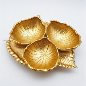 Serveur de fruits secs en aluminium élégant avec trois compartiments de feuilles connectés en finition or antique conçu pour la décoration - Product Image 6