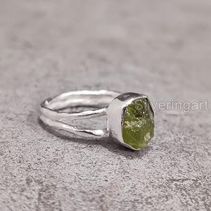 แหวนเงินแท้ 925 ประดับพลอยเพอริดอทธรรมชาติ สำหรับผู้หญิง ดีไซน์แบบตอกลาย  หินประจำเดือนสิงหาคม งานแฮนด์เมด เหมาะสำหรับเป็นของขวัญคริสต์มาส - Product Image 5