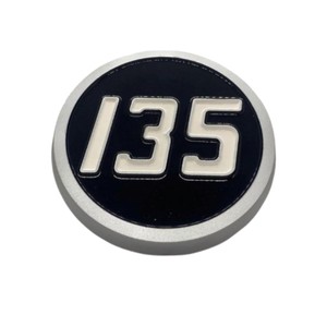 883389M1 - Emblème (Médaillon en plastique) compatible avec tracteur Massey Ferguson 135, haute qualité - Product Image 1