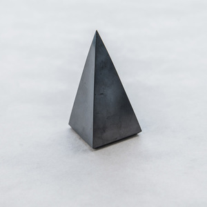 Pyramide haute en shungite polie de 3,5 po (90 mm) - Product Image 2