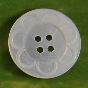 Botón de nácar blanco SEASHELL JOYERÍA Motivo Grabado Botón de concha Estilo floral de concha marina - Product Image 1