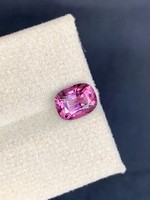 Pierre précieuse Spinelle rose de synthèse, teinte rose vif, taille coussin, certifiée Super Blanc D VVS, qualité rare, pierre libre, effet de jeu de couleurs