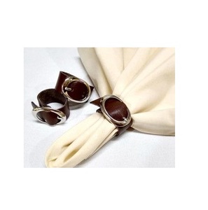 Ronds de serviette en cuir naturel artisanal pour une décoration de table raffinée et une ambiance rustique et chaleureuse. - Product Image 3