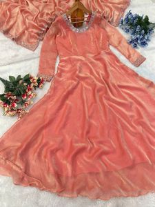 Robe en soie lourde Fendy avec broderie exquise robe élégante et ensemble Dupatta pour les réceptions de mariage et les événements de fête - Product Image 4