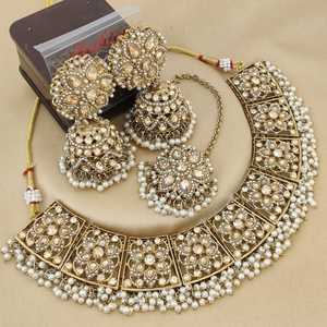 Collar de tendencia de calidad superior con hermosos pendientes y Maang Tikka para mujeres perfecto para bodas, ocasiones especiales - Product Image 1