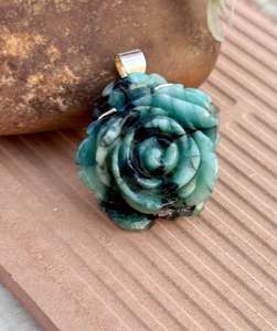 Piedra preciosa Esmeralda natural Diseño de Rosa Colgante de Plata de Ley 925 Diseño único Colgante de flor Esmeralda Joyería - Product Image 3