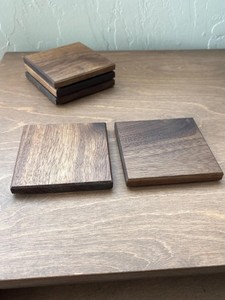 Ensemble de sous-verres en noyer massif fabriqués à la main sous-verres de boissons Protection de table sous-verres carrés en bois de noyer naturel pour chaud et froid - Product Image 4