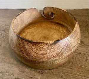 Cuenco de hilo de madera hecho a mano para tejer y ganchillo, recortes de remolino, soporte de hilo perfecto para entusiastas y artesanos - Product Image 3