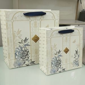 Sacs de shopping en papier écologiques - Emballage personnalisé de luxe pour les marques durables Biodégradable Recyclable Décoration de cadeaux - Product Image 3