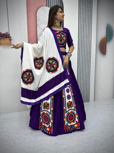 Tendencia Color púrpura Navratri Special Lehenga Choli en Gamthi trabajo con tela de algodón para Damas Indias usan en festivales - Product Image 3