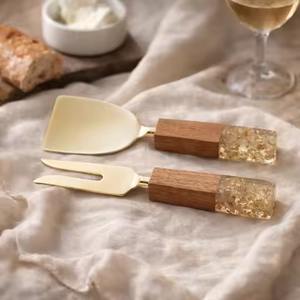 Elegante Juego de Servidor de Queso de Acero Inoxidable con Mango de Cerámica para Uso en la Cocina - Product Image 2