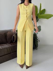 Ensemble de costume sans manches jaune pour femme, couleur unie, satin élégant, longueur complète, décoration boutonnée, tenue d'été - Product Image 4