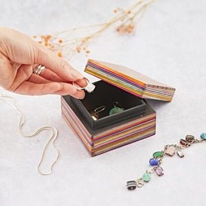 Boîte en bois avec doublure colorée Boîte en bois de manguier avec intérieur coloré Boîte en bois de manguier par l'artisanat en croissant - Product Image 2