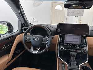 Lexus LX 600 Luxe 2023/2024 ~25 milles, V6 biturbo, 4 roues motrices, suspension à réglage actif de la hauteur - Product Image 6