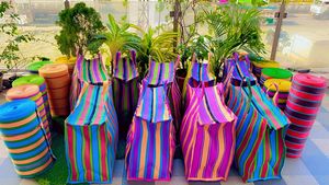 กระเป๋าตลาดอินเดียแบบเป็นมิตรกับสิ่งแวดล้อม หลากสี ทำจากวัสดุรีไซเคิล PP ลายทาง ทอ มีหูหิ้ว รับทำโลโก้ คุณภาพสูง - Product Image 2