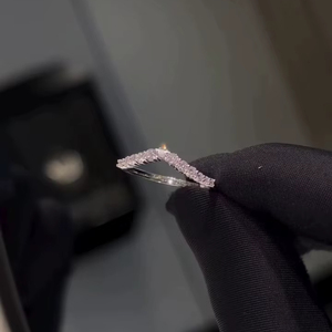 Bague de mariage en argent 925 plaqué or blanc avec pierres CZ rondes de 2 mm, style chevron, pour femmes, vente en gros - Product Image 2