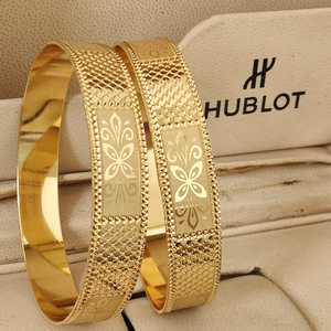 Elegantes brazaletes tradicionales chapados en oro para mujer, joyería ligera de uso diario con detalles intrincados y ajuste cómodo - Product Image 4