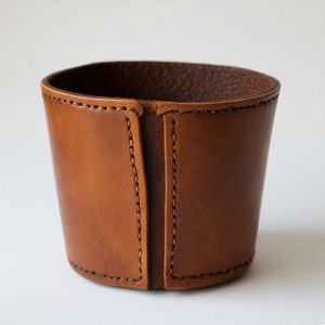 Mini maceta de cuero refinado creada para amantes de las plantas que desean una sensación artesanal y una sofisticación compacta en sus espacios - Product Image 6