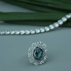 แหวนเพชรสำหรับปลูกในห้องปฏิบัติการแบบพรีเมี่ยม VS1ตัดรูปวงรีและรูปทรงที่สวยงามได้รับการรับรองจาก IGI SGL เครื่องประดับหมั้นหมายสีทองโรสโกลด์ขายส่ง - Product Image 1